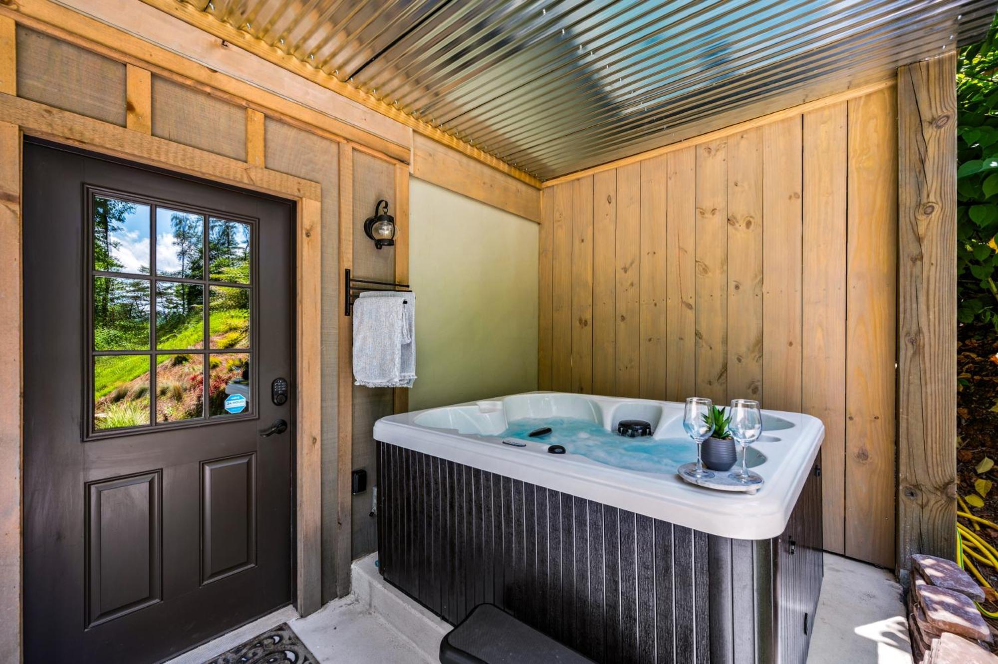 Lil Cabin In The Cove! Mtn Views, Theater, Hot Tub, Games, King Beds, Prime Location! Сев'єрвілл Екстер'єр фото