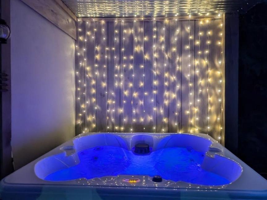 Lil Cabin In The Cove! Mtn Views, Theater, Hot Tub, Games, King Beds, Prime Location! Сев'єрвілл Екстер'єр фото